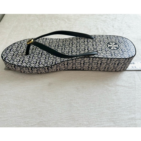 TORY BURCH ⭐️NEW⭐️ ladies xl pattern flip flops - Picture 8 of 8